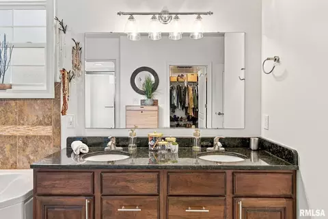 Bath - 1509 Chart Hills Dr, Marion, IL 62959 photo 4 of 6