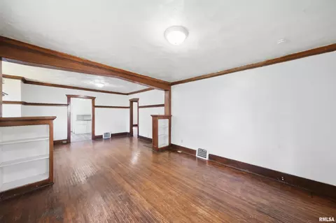Living - 502 E Archer Ave, Peoria, IL 61603 photo 2 of 7