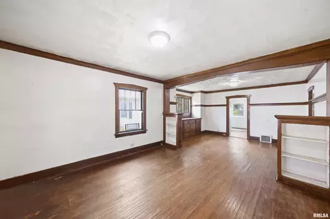 Living - 502 E Archer Ave, Peoria, IL 61603 photo 1 of 7