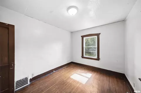 Bedroom - 502 E Archer Ave, Peoria, IL 61603 photo 3 of 5