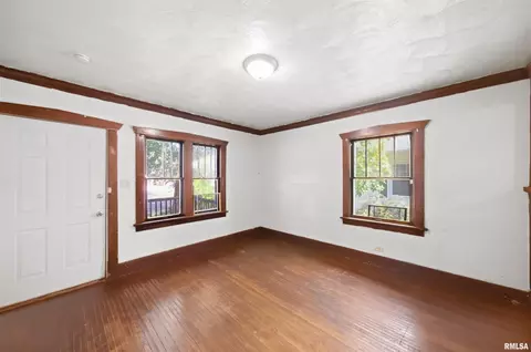 Living - 502 E Archer Ave, Peoria, IL 61603 photo 4 of 7