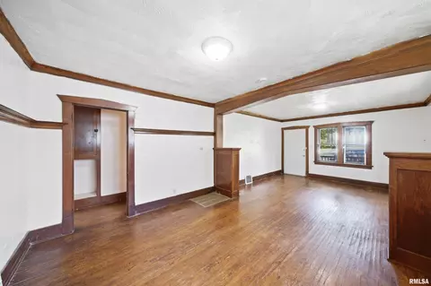 Living - 502 E Archer Ave, Peoria, IL 61603 photo 5 of 7
