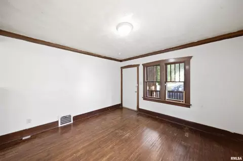 Living - 502 E Archer Ave, Peoria, IL 61603 photo 3 of 7