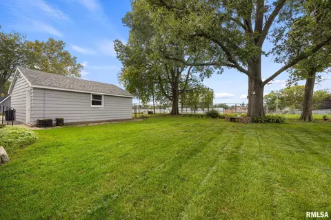 Exterior - 205 W Burton Ave, Eureka, IL 61530 photo 6 of 7