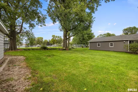 Exterior - 205 W Burton Ave, Eureka, IL 61530 photo 5 of 7