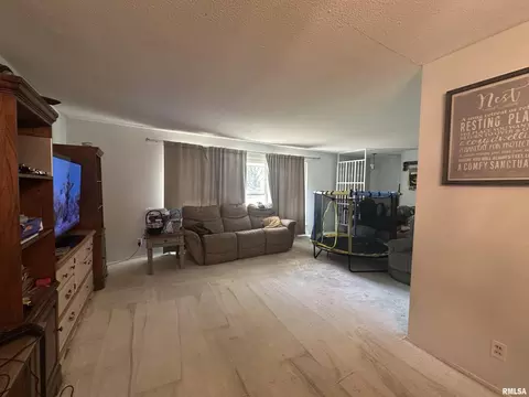 Living - 3204 Sunset Ter, Marion, IL 62959 photo 1 of 3
