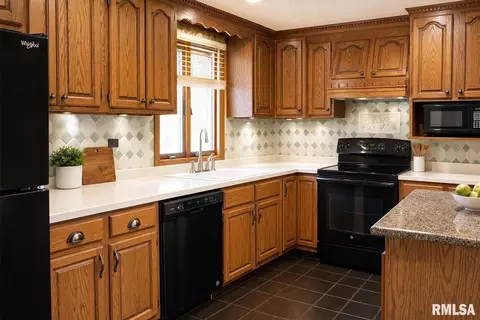 Kitchen - 606 Devonshire Rd, Washington, IL 61571 photo 3 of 4