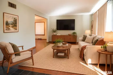 Living - 606 Devonshire Rd, Washington, IL 61571 photo 2 of 5