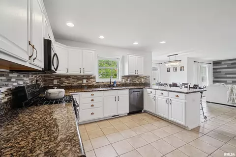 Kitchen - 4009 W Fall Leaf Ct, Dunlap, IL 61525 photo 2 of 3