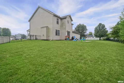 Exterior - 4009 W Fall Leaf Ct, Dunlap, IL 61525 photo 4 of 5