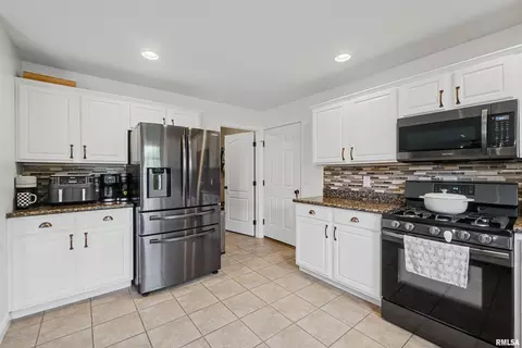 Kitchen - 4009 W Fall Leaf Ct, Dunlap, IL 61525 photo 3 of 3