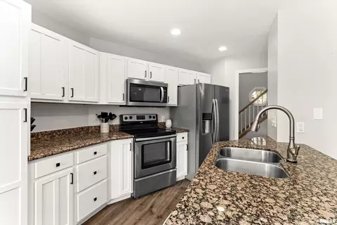 Kitchen - 2418 W Chase Dr, Dunlap, IL 61525 photo 2 of 5