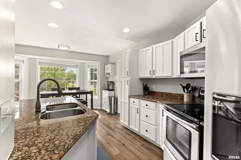 Kitchen - 2418 W Chase Dr, Dunlap, IL 61525 photo 4 of 5
