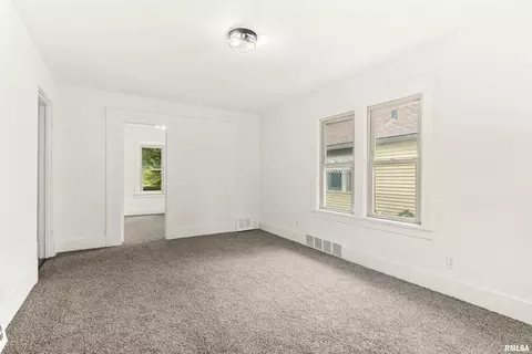 Living - 1013 E Willcox Ave, Peoria, IL 61603 photo 1 of 4
