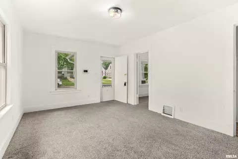 Living - 1013 E Willcox Ave, Peoria, IL 61603 photo 3 of 4