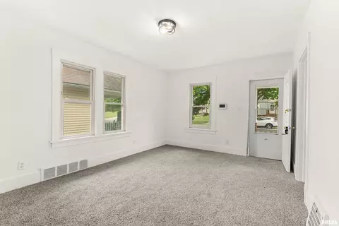 Living - 1013 E Willcox Ave, Peoria, IL 61603 photo 4 of 4