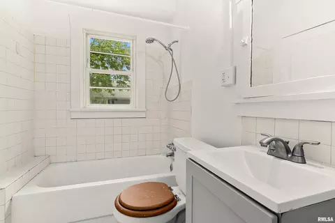 Bath - 1013 E Willcox Ave, Peoria, IL 61603 photo 1 of 1