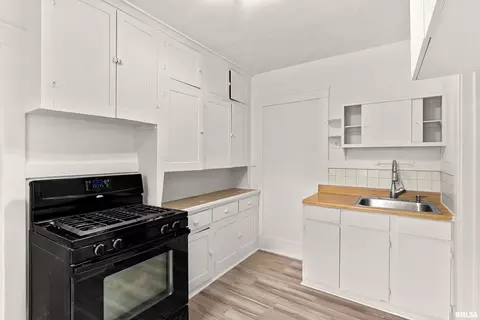Kitchen - 1013 E Willcox Ave, Peoria, IL 61603 photo 2 of 2