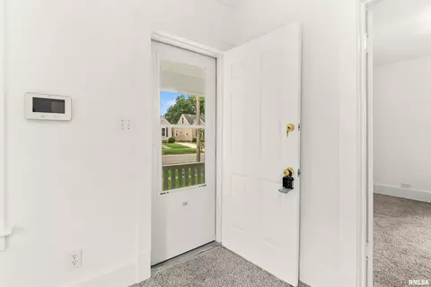Entry Way - 1013 E Willcox Ave, Peoria, IL 61603 photo 1 of 2
