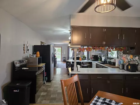 Entry Way - 1246 E Ash St, Canton, IL 61520 photo 3 of 4