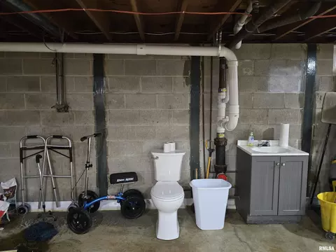 Bath - 1246 E Ash St, Canton, IL 61520 photo 6 of 6