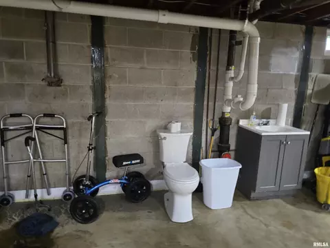 Bath - 1246 E Ash St, Canton, IL 61520 photo 5 of 6