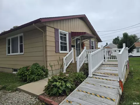 Exterior - 1246 E Ash St, Canton, IL 61520 photo 2 of 9