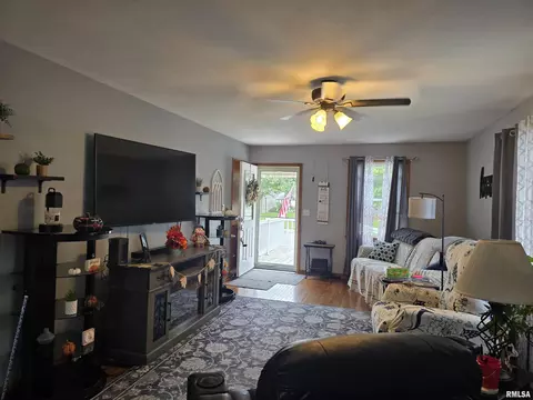 Entry Way - 1246 E Ash St, Canton, IL 61520 photo 2 of 4
