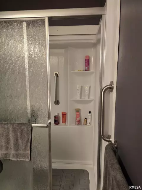 Bath - 1246 E Ash St, Canton, IL 61520 photo 2 of 6