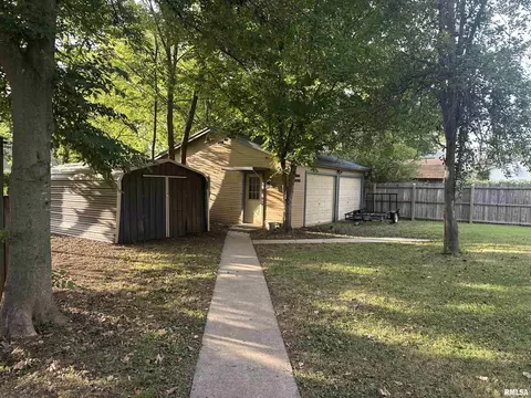 Exterior - 1920 Edith St, Murphysboro, IL 62966 photo 6 of 9