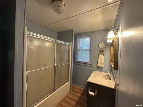 Bath - 1920 Edith St, Murphysboro, IL 62966 photo 1 of 1