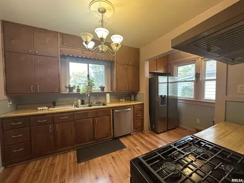 Kitchen - 1920 Edith St, Murphysboro, IL 62966 photo 1 of 4