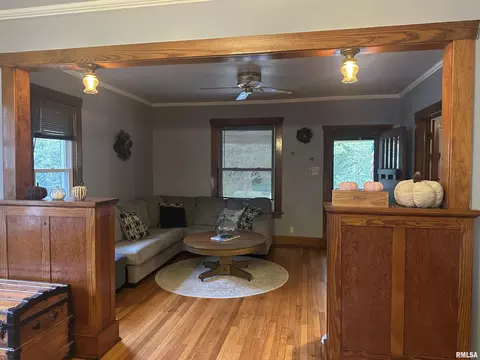 Living - 1920 Edith St, Murphysboro, IL 62966 photo 2 of 3