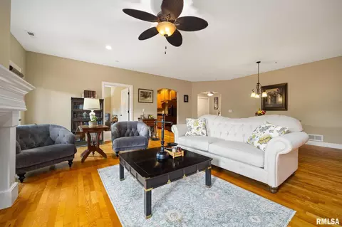 Living - 114 Eagle Rdg, Washington, IL 61571 photo 3 of 4