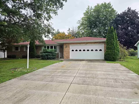 Exterior - 216 Gettysburg Dr, Canton, IL 61520 photo 3 of 10