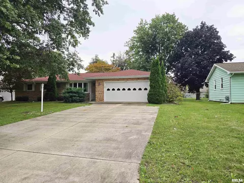 Exterior - 216 Gettysburg Dr, Canton, IL 61520 photo 2 of 10