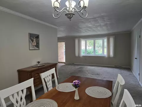 Dining - 216 Gettysburg Dr, Canton, IL 61520 photo 2 of 6