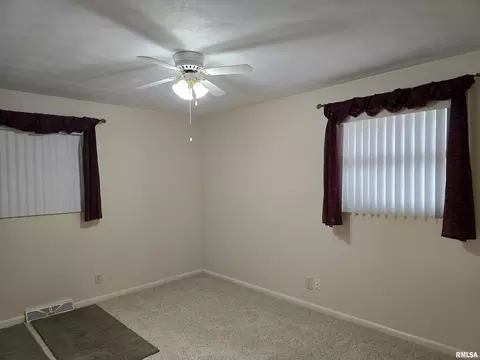 Bedroom - 216 Gettysburg Dr, Canton, IL 61520 photo 9 of 10