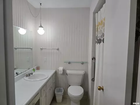 Bath - 216 Gettysburg Dr, Canton, IL 61520 photo 1 of 9