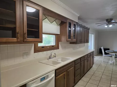 Kitchen - 216 Gettysburg Dr, Canton, IL 61520 photo 6 of 9