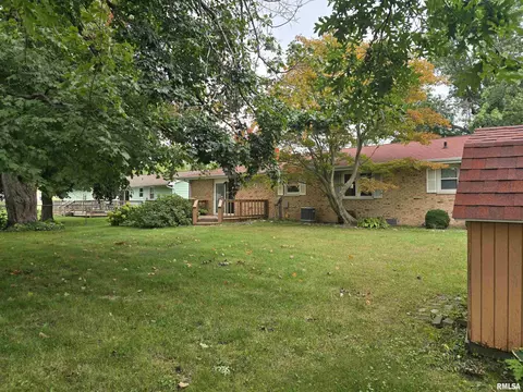 Exterior - 216 Gettysburg Dr, Canton, IL 61520 photo 4 of 10