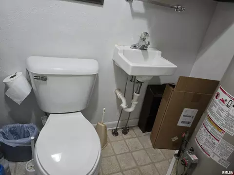 Bath - 216 Gettysburg Dr, Canton, IL 61520 photo 9 of 9