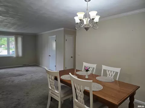 Dining - 216 Gettysburg Dr, Canton, IL 61520 photo 3 of 6