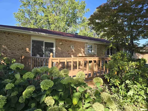 Exterior - 216 Gettysburg Dr, Canton, IL 61520 photo 9 of 10