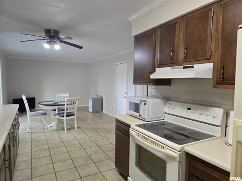 Kitchen - 216 Gettysburg Dr, Canton, IL 61520 photo 2 of 9