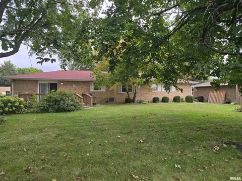 Exterior - 216 Gettysburg Dr, Canton, IL 61520 photo 6 of 10