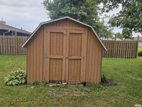Exterior - 216 Gettysburg Dr, Canton, IL 61520 photo 5 of 10