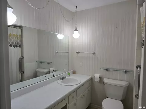 Bath - 216 Gettysburg Dr, Canton, IL 61520 photo 4 of 9
