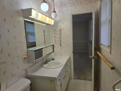 Bath - 216 Gettysburg Dr, Canton, IL 61520 photo 6 of 9