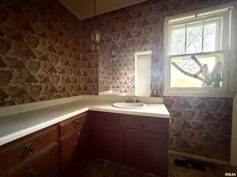 Bath - 1104 Taylor St, Eldorado, IL 62930 photo 1 of 2
